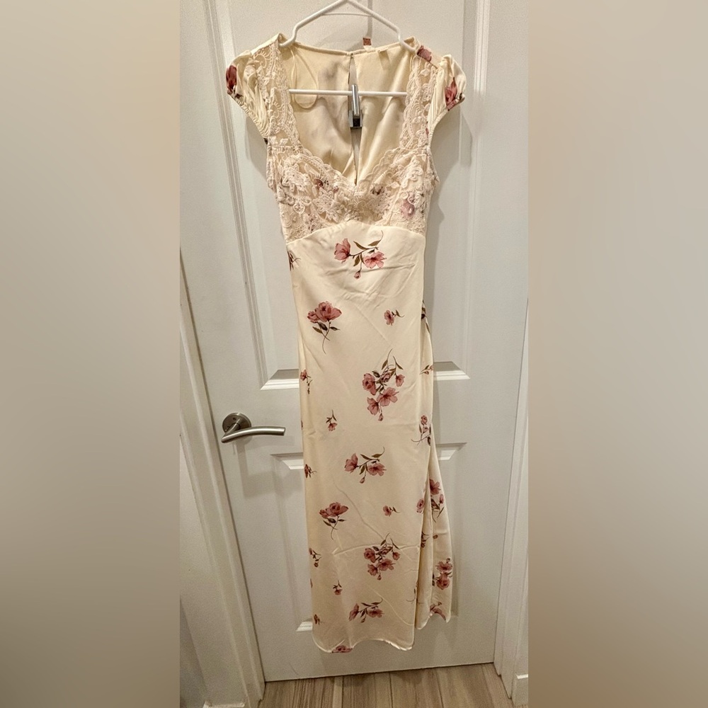 NWOT Old Hollywood back cutout satin and lace Floral dress- L